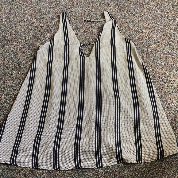 The LDRS dress size medium. - Picture 3 of 4